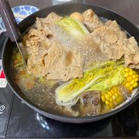 可能是拉麵、火鍋、起司火鍋和顯示的文字是「 sói #/+ HO S/G. 」的圖像