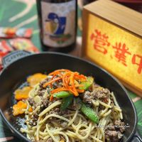 可能是‎麵、義大利麵、炒麵、拉麵、紫蘇和‎顯示的文字是「‎語團 營業 Rebecca's,Hedorisim הלוחס Rebecca's He Hedonism‎ 」‎‎ 的圖像