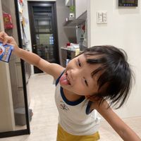 可能是小孩、藥物和文字的圖像