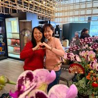 可能是一或多人、萬代蘭屬、洋桔梗和文字的圖像