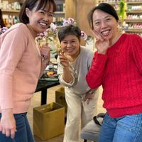 可能是一或多人和文字的圖像