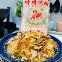 可能是炒麵、豆腐、麵、拉麵和文字的圖像
