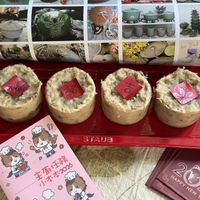 可能是戚風蛋糕和顯示的文字是「 9 oVE Saab Stiab oft 88 STAUBI 主廚王務 小本本2026 ปี่ๆ HAPPY HAPPYNEW 단 HAPPY 202 2026 YE NEW 」的圖像