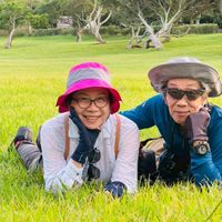 可能是一或多人、帽子和草的圖像