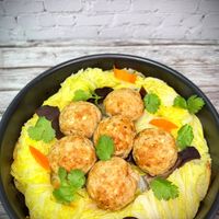 可能是豆腐、炸丸子、印度香料飯、麵和炒麵的圖像