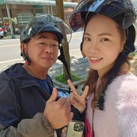 可能是電動滑板車、帽子和文字的圖像