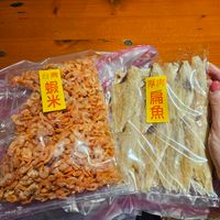 可能是鯷魚和顯示的文字是「 V 酸米 台灣 刺 柳 蝦 米 開 厚肉 扁 魚 魚」的圖像