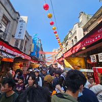 可能是一或多人、人群和文字的圖像