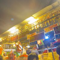 可能是寺廟、人群和文字的圖像