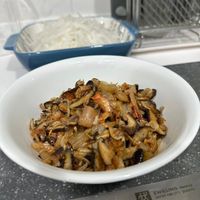 可能是義大利麵、香菇和鯷魚的圖像