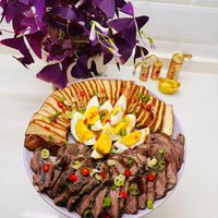 可能是肉排和蘇格蘭蛋的圖像