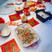 可能是火鍋、義大利麵、炒飯、炒麵和文字的圖像