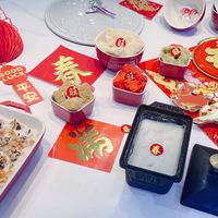 可能是炒麵、港式點心和顯示的文字是「旺 8年的 春 COOR 旺 STAUE 平安 滿 福 春 八酸有騰 八駿奔騰」的圖像