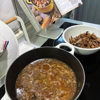 可能是燉小牛膝和文字的圖像