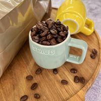 可能是咖啡、咖啡杯、咖啡機和顯示的文字是「 ARISTA STAUB 」的圖像