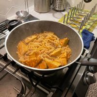可能是豆腐、麵、炒麵和義大利麵的圖像