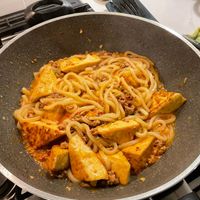 可能是炒麵、拉麵、豆腐和麵的圖像