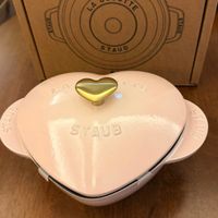 可能是鬆餅機和顯示的文字是「 STAUB 福」的圖像