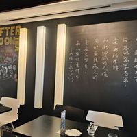 可能是照明、室內和文字的圖像