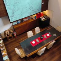 可能是表格、餐具櫥、室內和文字的圖像