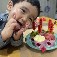 可能是嬰兒、杯子蛋糕和文字的圖像