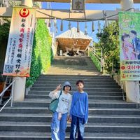 可能是伏見稻荷大社和顯示的文字是「札 梅 春 新 ணு 商 売 繁 衣 祈 願 ま 受 付 កះ ご祈願中込 受付中 2付時間 2付時間9800-1 9800-1 8 寄 台 098-8 098 98- 85 」的圖像