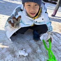 可能是小孩和雪球的圖像