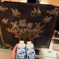 可能是美髮產品、香氛和顯示的文字是「义330 LOUIS LOUISVUITTON VUITTON HAVARY'S HAVARYS Aan NATURAL PEATURALWATE URALW WATER NATURAL で VAT 」的圖像
