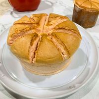 可能是黑麥麵包、戚風蛋糕和舒芙蕾的圖像