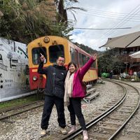 可能是一或多人、纜車、火車和文字的圖像