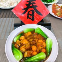 可能是火鍋、豆腐、拉麵、炒麵和顯示的文字是「春」的圖像