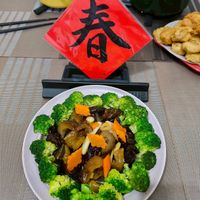 可能是炒麵、火鍋、香菇和顯示的文字是「春」的圖像