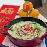 可能是炒麵、麵、火鍋和文字的圖像