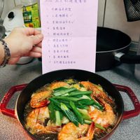 可能是西班牙大鍋飯、蝦和文字的圖像