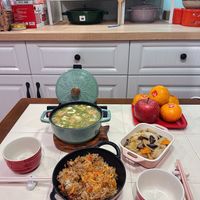 可能是炒麵、西班牙大鍋飯、炒飯、牧羊人派和文字的圖像