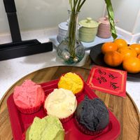 可能是舒芙蕾、戚風蛋糕、杯子蛋糕和文字的圖像