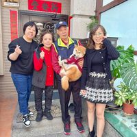 可能是一或多人和文字的圖像