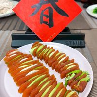 可能是壽司、煙燻鮭魚、生魚片和顯示的文字是「春」的圖像