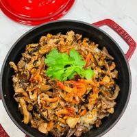 可能是炒飯、麵和香菇的圖像