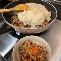 可能是快炒、香菇和肉排的圖像