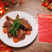 可能是肉排、燉小牛膝和顯示的文字是「變年迎新春」的圖像