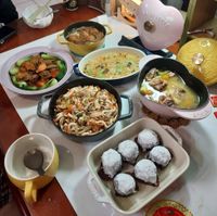 可能是炒飯、豆腐、炒麵、火鍋和炸丸子的圖像