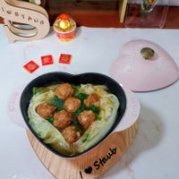 可能是拉麵和顯示的文字是「 STAUB 纹 海 LA 保 STAUB พว 」的圖像