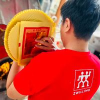 可能是顯示的文字是「圖安平新 地 成 ZWILLING 」的圖像