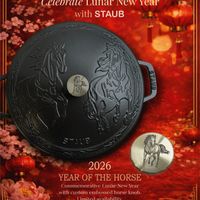 可能是顯示的文字是「 Celebrate Lunar New Year with STAUB ፀበ 2026 YEAR OF YEAROFTHEHORSE THE HORSE Commemorative Lunar New Year with custom embossed horse knob. Limitedavailability. imited availability. 留ュ https://espcreations4u.etsy.com 」的圖像