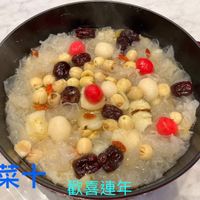 可能是粥、甜點、龍眼和顯示的文字是「年菜十歡車連年 年菜十 歡喜連年」的圖像
