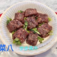 可能是豆腐和顯示的文字是「年菜八步步高升 步步高升 年菜八」的圖像