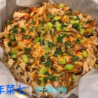 可能是豆腐和顯示的文字是「年菜七 七櫻花蝦油 櫻花蝦油飯」的圖像