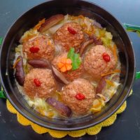 可能是西班牙大鍋飯、炸丸子、北非小米飯、麵和燉小牛膝的圖像