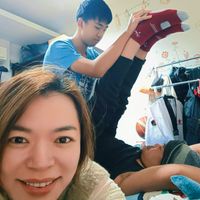 可能是一或多人和臥室的圖像